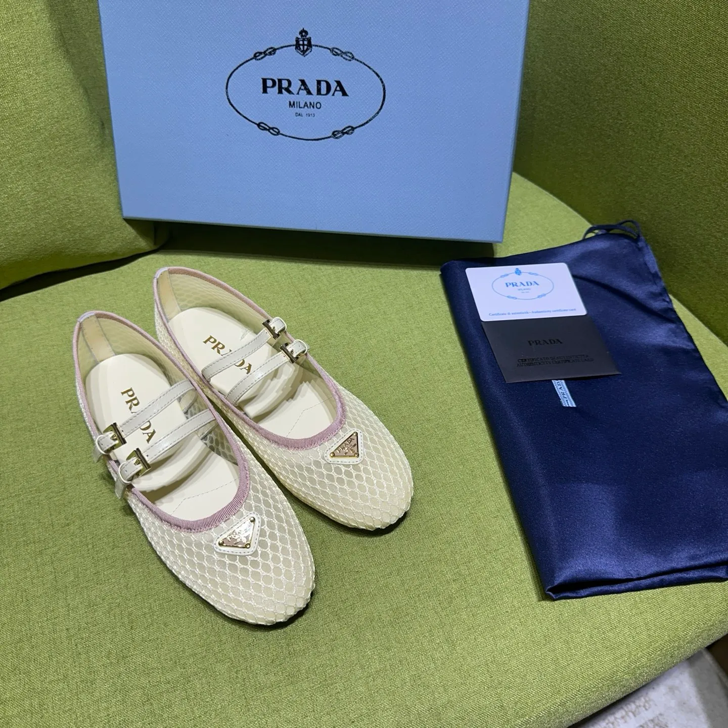 👟👟Ex-factory price 500👟👟 Prada 25ss new style for early spring🔥🔥✨ 🌟 Recommended by major bloggers in Xiaohongshu, developed 1-1 to highlight classic charm. Open molded outsole. Imported mixed breed sheep lining. These ballet flats have a feminine silhouette and classic details for a sophisticated and timeless style. The mesh fabric is reinterpreted with lace patterns, which is delicate and unique. The upper is embellished with a narrow band and an engraved logo metal buckle. Enamel-coated triangular metal logo. 5mm one-piece rubber sole, decorated with hot-stamped logo. Code number: 35 to 42 (40-42 customized, non-refundable)